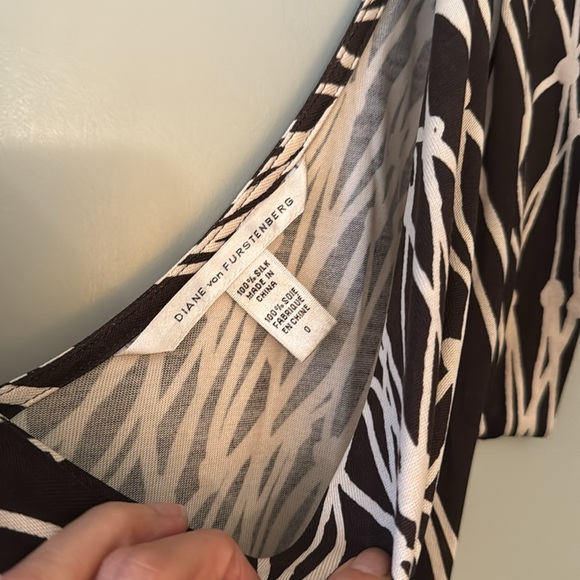 Diane Von Furstenberg 100% Silk Printed Dress | Size 0 - Picture 2 of 5